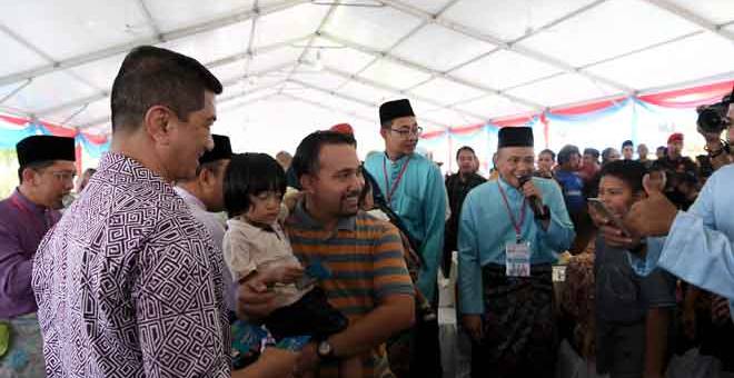 APA KHABAR: Azmin (kiri) beramah mesra dengan orang ramai yang hadir pada majlis Silaturahim Aidilfitri Parlimen Gombak dan DUN Gombak Setia 2018 semalam. — Gambar Bernama