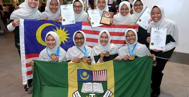 TAHNIAH: Sebanyak empat kumpulan yang disertai 11 pelajar Kolej Tunku Kurshiah berjaya mendapatkan anugerah emas untuk semua acara disertai di samping ‘Best Presentation Award’ pada World Invention Creativity Olympics (WICO) 2018 di Korea Selatan baru-baru ini. — Gambar Bernama