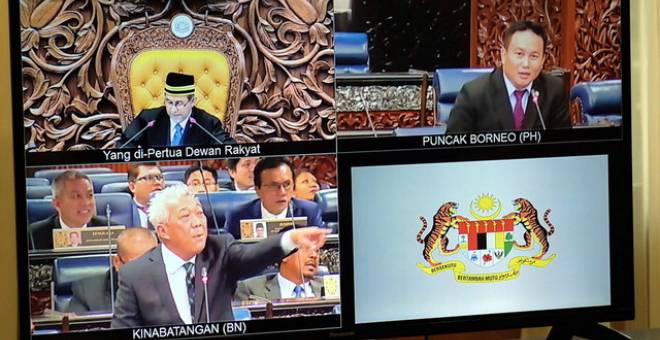 Ahli Parlimen Puncak Borneo, Willy Mongin bersama Ahli Parlimen Kinabatangan, Datuk Bung Moktar Radin bertengkar ketika Akta Cukai Jualan dan Perkhidmatan (SST) sedang dibahaskan di Dewan Rakyat di Bangunan Perlimen, hari ini. - Foto Bernama