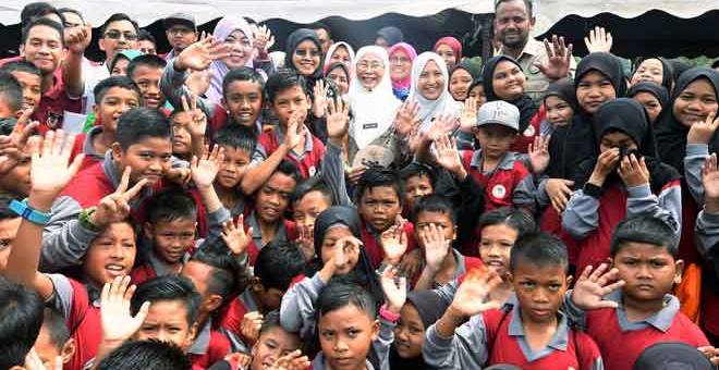 UNTUK ALBUM: Dr Wan Azizah bergambar bersama  murid-murid sekolah pada Majlis Perasmian Penutup Simulasi Bencana Gempa Bumi dan Tsunami di Sekolah dan Komuniti Kota Kuala Muda dekat Sungai Petani, semalam. — Gambar Bernama