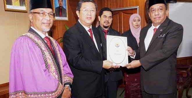 PELANTIKAN: Kok Yew (dua, kiri) menyampaikan sijil pelantikan kepada Datuk Mohd Ziyad Ismail, 49, pada Majlis Angkat Sumpah Terima Pelantikan Anggota Majlis Bandaraya Alor Setar (MBAS) bagi penggal 2018-2019, di Dewan Persidangan MBAS, semalam. — Gambar Bernama