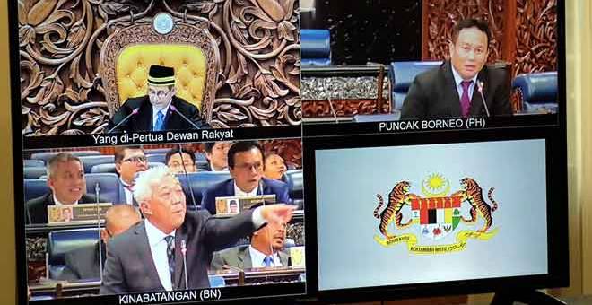 CELAHAN: Willy bersama Bung Moktar bertengkar ketika Akta Cukai Jualan dan Perkhidmatan (SST) sedang dibahaskan di Dewan Rakyat di Bangunan Parlimen, semalam. — Gambar Bernama