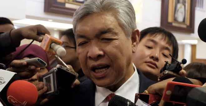 TOLAK PELANTIKAN: Dr Ahmad Zahid menjawab pertanyaan media di Bangunan Parlimen semalam. — Gambar Bernama