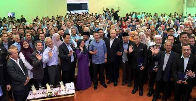 KENANGAN: Salahuddin (tengah) bergambar kenangan bersama agen-agen pengembangan pertanian Jabatan Pertanian pada Majlis Perasmian ‘Empowering Of Agriculture Extension’ 2018 di Tapak Ekspo Pertanian Malaysia (MAEPS) dekat Serdang, semalam. — Gambar Bernama