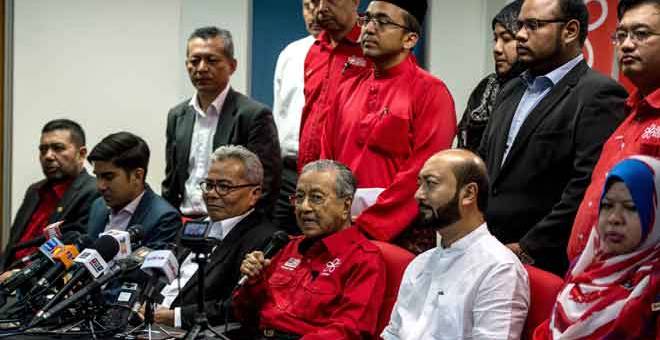 MESYUARAT: Dr Mahathir pada sidang media selepas Mesyuarat Majlis Anggota Tertinggi PPBM di Menara Yayasan Selangor, semalam. — Gambar Bernama