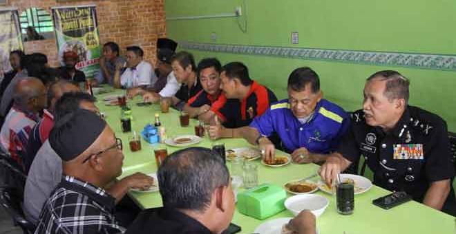 BERAMAH MESRA: Azisman (kanan) bersarapan pagi sambil bermesra bersama masyarakat setempat pada Program Sembang Kopi O di Pekan Pauh, Arau, semalam. — Gambar Bernama