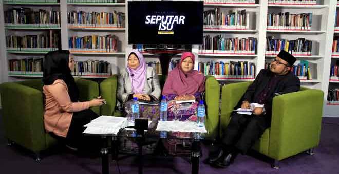 JANGAN SALAH ANGGAP: Fuziah (dua kiri) menghadiri Program Seputar Isu ‘LGBT: Antara Hukuman dan Bimbingan’ anjuran Bernama Radio di Wisma Bernama di Kuala Lumpur, semalam. Turut hadir Ketua Akademi Kajian LGBT Institut Pengurusan dan Penyelidikan Fatwa Sedunia yang juga Pensyarah Fakulti Perubatan dan Sains Kesihatan Universiti Sains Islam Malaysia Prof Madya Dr Rafidah Hanim Mokhtar (dua kanan) dan Penolong Pengarah Kanan Bahagian Keluarga, Sosial dan Komuniti Dr Mohd Izwan bin Yusof (kanan). — Gambar Bern