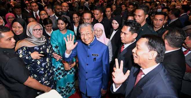 MESRA: Dr Mahathir dan Wan Azizah beramah mesra bersama para Pegawai Tadbir dan Diplomatik (PTD) selepas Majlis Town Hall Perdana Menteri dengan warga PTD itu di Pusat Konvensyen Antarabangsa Putrajaya (PICC) semalam. — Gambar Bernama