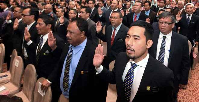 IKRAR BERSIH: Para Pegawai Tadbir dan Diplomatik (PTD) melafazkan ikrar pada Sesi Town Hall Bersama Perdana Menteri Tun Dr Mahathir Mohamad bertemakan Langkah Ke Hadapan: Kebangkitan Kepemimpinan Tulen di Pusat Konvensyen Antarabangsa Putrajaya semalam. — Gambar Bernama