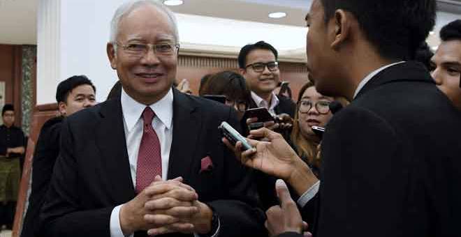 JAWAB SOALAN: Najib menjawab soalan wartawan ketika sidang media pada Majlis Persidangan Dewan Rakyat di Bangunan Parlimen di Kuala Lumpur semalam. — Gambar Bernama