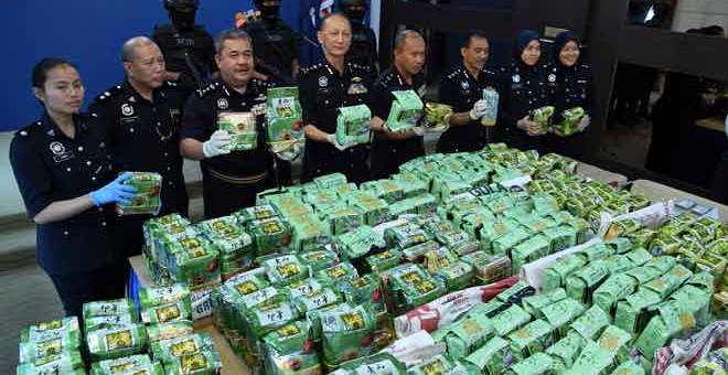 TUMPAS: Kang (empat kiri) bersama pegawai polis menunjukkan bungkusan teh cina yang mengandungi dadah disyaki syabu semasa mengadakan sidang akhbar di Ibu Pejabat Polis Kontinjen Pulau Pinang semalam. — Gambar Bernama 