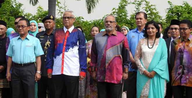 BERSAMA KAKITANGAN: Mahfuz (tiga kiri) menghadiri Majlis Sambutan Hari Kebangsaan Ke-61 di Kedutaaan Malaysia semalam bersama-sama kakitangan kedutaan serta rakyat Malaysia yang bertugas dan menetap di Bangkok. — Gambar Bernama