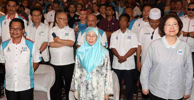 SIMBOLIK: Wan Azizah (tengah) diiringi Christina (kanan) pada perasmian Mesyuarat Agong Tahunan Cabang PKR Sabah 2018 semalam. — Gambar Bernama