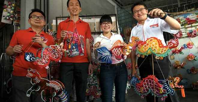 TURUN PADANG: Wong Siew Ki (dua kanan) bergambar dengan tanglong yang dijual di sekitar Kampung Baru Sungai Chua pada sesi berkempen bagi PRK DUN Balakong di Lake Valley Bandar Tun Hussein Onn di Kuala Lumpur, semalam. Suruhanjaya Pilihan Raya menetapkan tarikh 8 September 2018 sebagai hari mengundi bagi PRK DUN Balakong dan Seri Setia Selangor. — Gambar Bernama