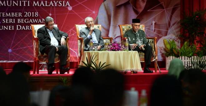 Dr Mahathir pada sesi dialog bersama komuniti Malaysia di Brunei Darussalam di Hotel Rizqun, malam tadi. Turut hadir, Menteri Luar Datuk Saifuddin Abdullah (kiri). - Gambar Bernama