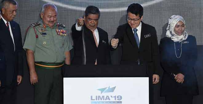 PELANCARAN: Mohamad Sabu bersama Timbalannya, Liew Chin Tong (tiga kanan) ketika gimik Majlis Pelancaran Rasmi Pameran Maritim dan Aeroangkasa Antarabangsa Langkawi 2019 (LIMA’19) di Wisma Perwira ATM, dekat Kuala Lumpur, semalam. — Gambar Bernama