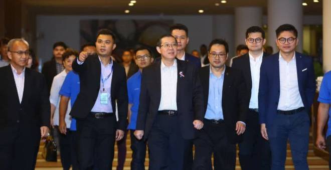 Guan Eng bersama Chong berada di Kuching bagi menghadiri Taklimat SST pada malam Rabu.