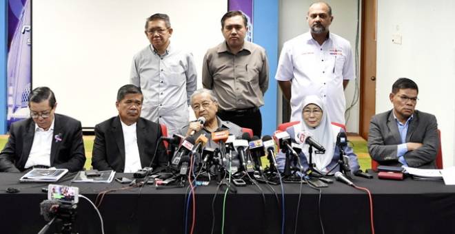 Dr Mahathir pada sidang media selepas mempengerusikan Majlis Presiden Pakatan Harapan di Menara Yayasan Selangor hari ini. - Gambar BERNAMA