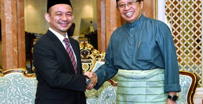 Abang Johari bersalaman denganMaszlee di Pejabat Ketua Menteri, Dewan Undangan Negeri (DUN) Sarawak hari ini - Gambar BERNAMA