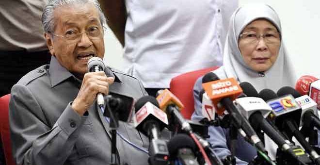 PRESTASI  KABINET: Dr Mahathir pada sidang media selepas mempengerusikan Majlis Presiden Pakatan Harapan di Menara Yayasan Selangor, Kuala Lumpur, semalam. — Gambar Bernama