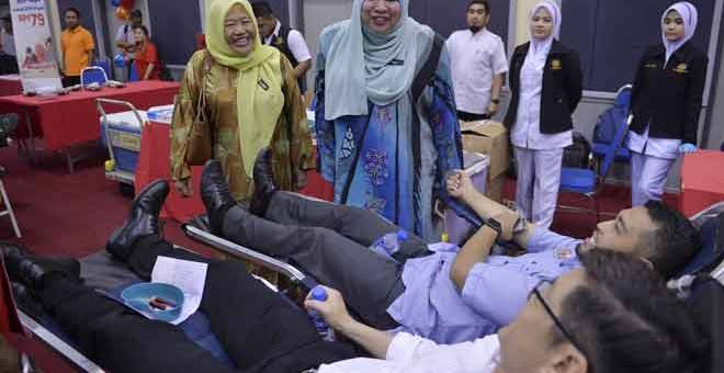 INGIN TAHU: Rina diiringi Dr Noryati (kiri) bertanyakan sesuatu kepada penderma darah pada Program Derma Darah anjuran Parti Pribumi Bersatu Malaysia Bahagian Titiwangsa di Kampung Datuk Keramat, semalam. — Gambar Bernama