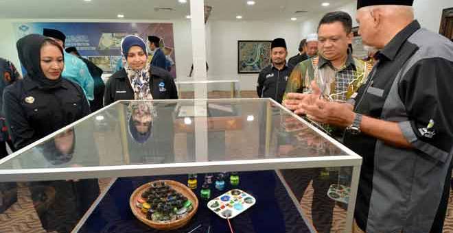 LAWAT PAMERAN: Tuanku Syed Faizuddin (dua kanan) mengetuai delegasi Jawatankuasa Fatwa Majlis Agama Islam dan Adat Istiadat Melayu Perlis (MAIPs) melawat Kompleks Nasyrul Quran,             di Putrajaya semalam. — Gambar Bernama