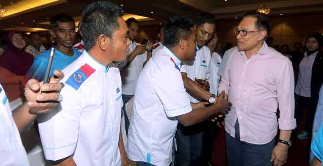 MESRA: Anwar (kanan) bersalaman dengan para tetamu pada program Amanat kepada                               Pemimpin dan anggota PKR di Melaka malam kelmarin. — Gambar Bernama