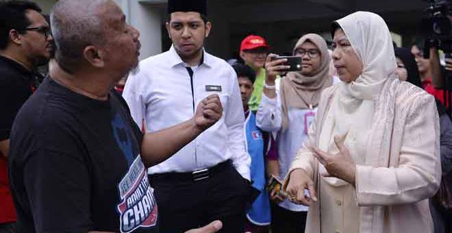 KELUHAN PENDUDUK: Zuraida meluangkan masa mendengar keluhan salah seorang penduduk Projek Perumahan Rakyat (PPR) Kota Damansara ketika meluangkan masa melawat tempat kejadian di Petaling Jaya, semalam. — Gambar Bernama