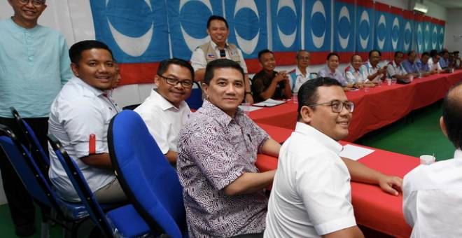 Azmin (dua, kanan) yang juga Timbalan Presiden PKR ketika mengadakan pertemuan dengan Majlis Pemimpin PKR Sabah di pejabat PKR Penampang hari ini. - Gambar Bernama