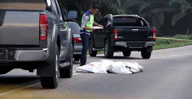 SIASAT: Anggota Forensik PDRM memeriksa dua mayat penjenayah yang ditembak mati dalam kejadian berbalas tembakan dengan pasukan polis di Bukit Batu, Jalan Sedenak menghala ke FELDA Sayong awal dekat Kulai, semalam. — Gambar Bernama