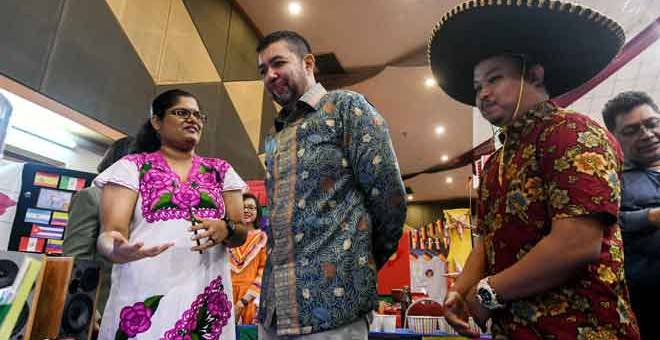 LAWATAN: Marzuki ketika melawat pameran selepas merasmikan Hari Penghargaan Budaya di Institut Diplomasi dan Hubungan Luar Negeri (IDFR) dekat Kuala Lumpur, semalam. — Gambar Bernama