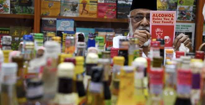 EDAR: SM Mohamed menunjukkan risalah elak minum minuman beralkohol pada sidang media mengenai 100 jenama samsu yang dijual di sekitar Pulau Pinang di pejabat CAP, Jalan Masjid Negeri, dekat George Town, semalam. — Gambar Bernama