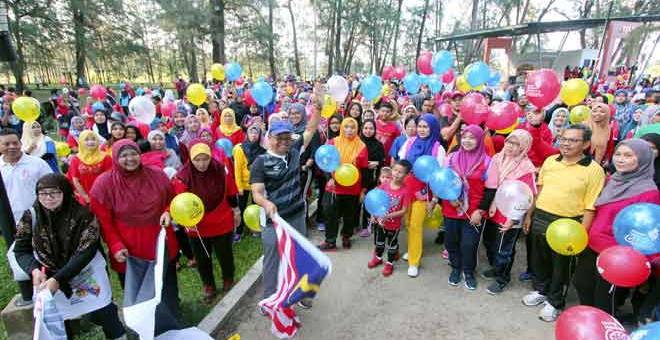 MULA: Sha’ari (depan, empat kiri) melepaskan peserta pada pogram Gegar 10,000 Langkah Merdeka Peringkat Negeri Pahang di Taman Gelora, dekat Kuantan, semalam. — Gambar Bernama