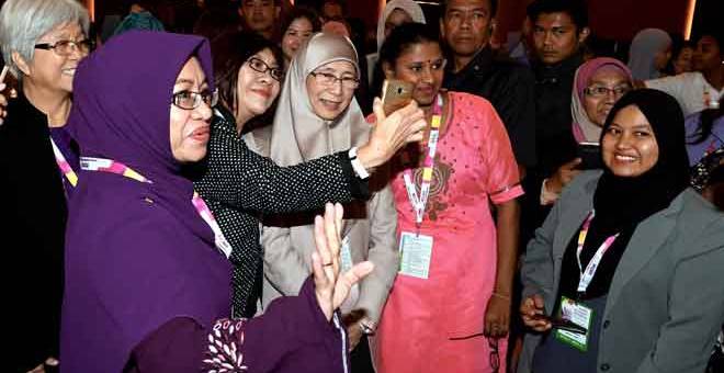 UNTUK KENANGAN: Wan Azizah berswafoto dengan para peserta selepas menyampaikan ucaptama pada Program ‘Women in Economy, Rethinking Entreprenuership For Today’s Women Conference’ di Prai, semalam. — Gambar Bernama