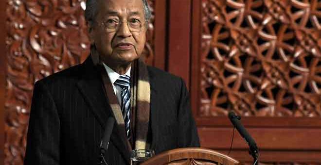 AMANAT: Dr Mahathir Mohamad menyampaikan Ucaptama bertajuk ‘The Challenge of Good Governance in The Muslim World’ di Oxford Centre for Islamic Studies (OCIS) dekat London, semalam. — Gambar Bernama