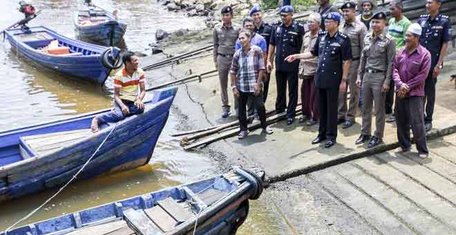 MESRA: Norzaid (empat kanan) beramah mesra bersama sebahagian pengusaha bot galah yang memberikan perkhidmatan bot penambang di sempadan Malaysia-Thailand hadir pada Program Kepolisan Komuniti Pasukan Polis Marin Wilayah Tiga Bersama Pengusaha Bot Galah Malaysia-Thailand di Jeti Markas Operasi Polis Marin Pengkalan Kubor dekat Tumpat, semalam. — Gambar Bernama