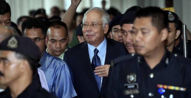 Gambar fail menunjukkan Najib selepas didakwa atas beberapa pertuduhan di bawah akta SPRM berhubung kemasukan wang RM2.6 Bilion ke dalam akaun beliau di Kompleks Mahkamah Jalan Duta pada Khamis lepas.