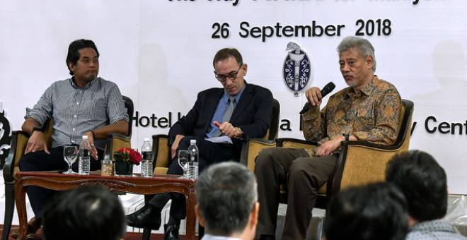 Prof Jomo (kanan) ketika bersama Khairy pada Majlis Sepetang Bersama Prof Jowo Kwame Sundaram dan Khairy Jamaluddin bagi membincangkan masa hadapan untuk Malaysia pada malam Rabu. - Gambar Bernama.