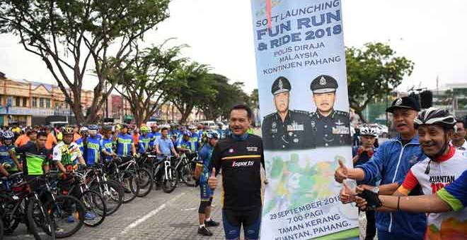 RASMI: Rosli (dua kanan) merasmikan Pra Pelancaran ‘Fun Run’ dan ‘Fun Ride 2018’ Polis Kontinjen Pahang semalam. — Gambar Bernama