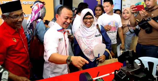 LAWATAN: Dr Maszlee (dua kiri) melawat galeri pameran pada Majlis Sambutan Hari Pertubuhan Pendidikan, Saintifik dan Kebudayaan Pertubuhan Bangsa Bersatu (UNESCO) Malaysia 2018 di Bulatan Sultan Azlan Meru semalam. — Gambar Bernama