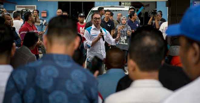 CALON PKR: Anwar berucap pada Program Minum Petang bersama warga nelayan di Kampung Nelayan, Teluk Kemang, semalam. — Gambar Bernama