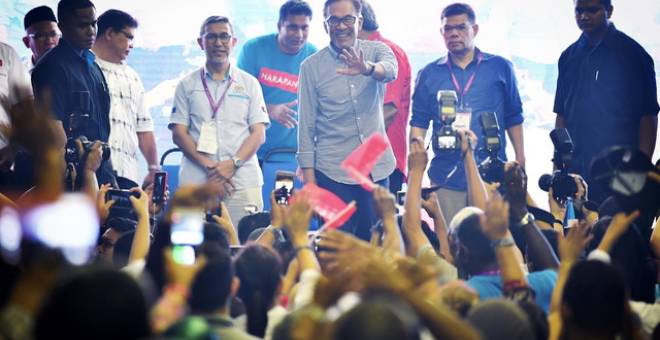 Anwar (tengah) meraikan kemenangan bersama penyokongnya selepas menang Pilihan Raya Kecil (PRK) Parlimen P.132 Port Dickson di Bilik Gerakan Utama Pakatan Harapan malam ini. - Gambar Bernama