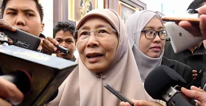 PERJELAS: Wan Azizah menjawab pertanyaan media selepas menghadiri Mesyuarat Kedua Penggal Pertama Majlis Parlimen ke-14 di Bangunan Parlimen dekat Kuala Lumpur, semalam. — Gambar Bernama