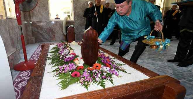 MENCEMAR DULI: Sultan Ibrahim menabur bunga di atas makam Almarhumah Enche’ Besar sempena Hari Hol di Makam Diraja Bukit Mahmoodiah, Johor Bahru semalam. — Gambar Bernama