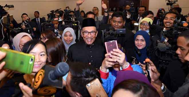 CERIA: Anwar bergambar kenangan bersama pengamal media selepas mengangkat sumpah               sebagai Anggota Dewan Rakyat pada Mesyuarat Kedua Penggal Pertama Majlis Parlimen ke-14  di Bangunan Parlimen di Kuala Lumpur semalam. — Gambar Bernama