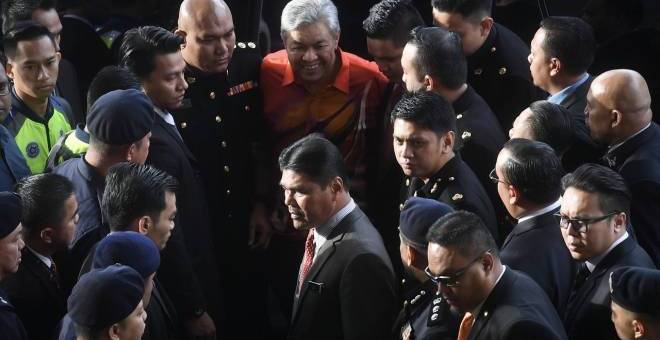 Ahmad Zahid ketika tiba di Kompleks Mahkamah Kuala Lumpur hari ini untuk didakwa berhubung siasatan salah guna kuasa, pecah amanah dan pengubahan wang haram melibatkan dana sebuah yayasan. - Gambar BERNAMA