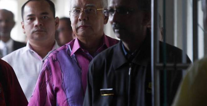 Najib turut hadir bagi memberi sokongan kepada Ahmad Zahid di Kompleks Mahkamah Kuala Lumpur hari ini. - Gambar BERNAMA