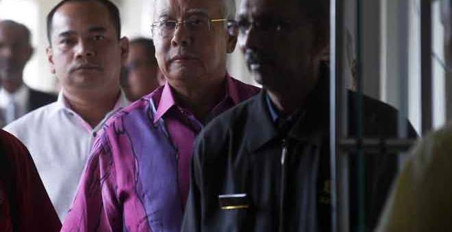 SOKONG SAHABAT: Najib (tengah) turut hadir bagi memberi sokongan kepada Ahmad Zahid                      di Kompleks Mahkamah Kuala Lumpur semalam. — Gambar Bernama