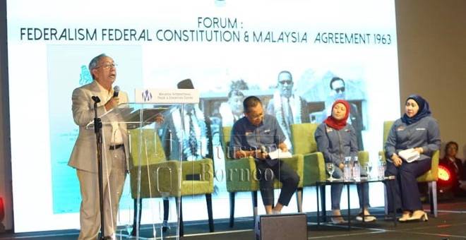 Linggi (kiri) bercakap pada Forum 'Federalisme' : Perlembagaan Persekutuan dan Perjanjian Malaysia 1963 bersempena Lan Berambeh Anak Sarawak 2018 di MITEC, hari ini. Turut kelihatan (duduk, dari kiri) Abdullah, Nancy dan Sharifah Hasidah