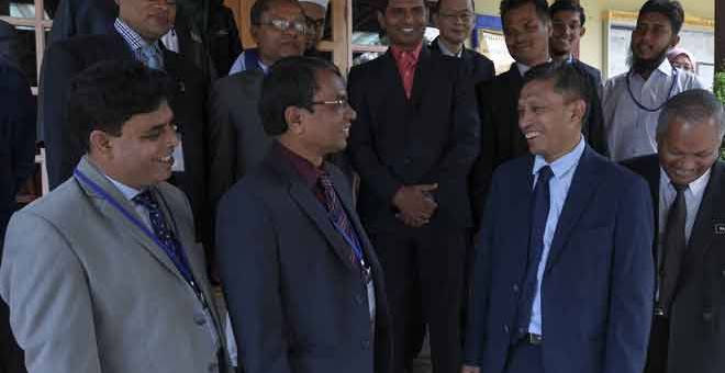 MESRA: Munir (dua kanan) beramah mesra bersama Joint Secretary Ministry of Fisheries and Livestock Dhaka Ashim Kumar Bala (dua kiri) yang mengetuai delagasinya pada Kursus Latihan Akustik Antarabangsa di Perpustakaan Akademi Perikanan Malaysia Chendering, semalam. — Gambar Bernama